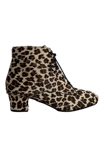 Kort støvle med leopard print og høj hæl fra Nordic ShoePeople